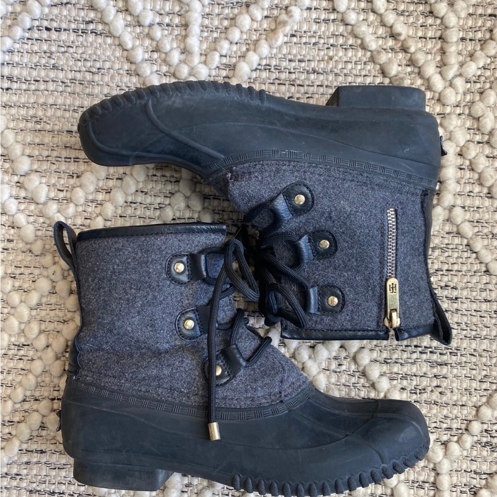 Tommy Hilfiger Women's Reanna Lace-Up Side Zip Duck Ankle Boot 7M Black Gray